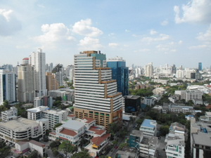 Brand New, condo for sale in Bangkok. high floor, corner unit 1 bedroom size 52.78 sq.m. at Noble Reveal on Sukhumvit 63 for sale. Few minutes to Ekamai BTS.