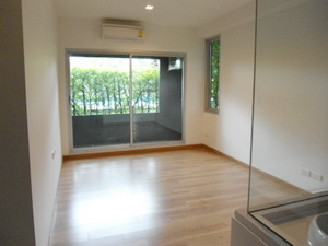 Condo for sale in Bangkok Sukhumvit 26. Low rise style 78 sq.m. 2 bedrooms on the ground floor. Home style. Unique.