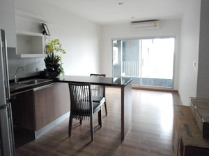 New condo for sale in Sukhumvit 26. Partly furnished 2 bedrooms size 64 sq.m. Easy access to Emporium and Prompong BTS. Lowrise building.