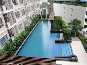 Condo for sale in Sukhumvit close to Prompong BTS. 1 bedroom 50.28 sqm. Fully furnished. Swimming Pool view.