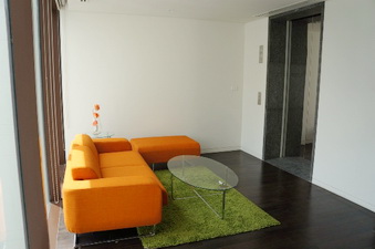 Brand new leased hold condo. Next door to Four seasons hotel 136.5 sq.m. Fully furnished 2 bedrooms. Private Lift.