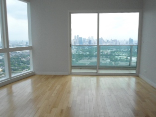 New condo for sale in Sukhumvit near Asok BTS. High floor & Nice view. Bright & Full facilities. 192 sq.m. 3 bedrooms. Call for special offer!