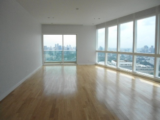 New condo for sale in Sukhumvit near Asok BTS. High floor & Nice view. Bright & Full facilities. 192 sq.m. 3 bedrooms. Call for special offer!