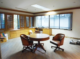 Home office condo for sale 300 sq.m. Good privacy. Can be served you both home and office. Walk to Thonglor BTS.