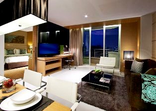 6% guarantee 2 years Brand new condo in Sathorn. 1 bedroom 65 sq.m. Comfortable living. Stunning view and peaceful stay in active environment of hotel facilities.