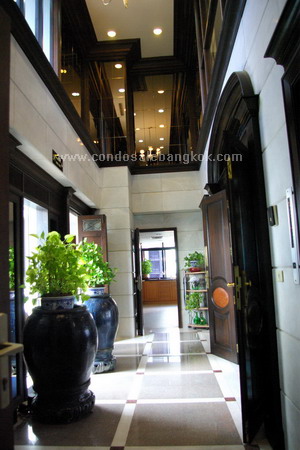 Expat moving, below 80,000 Baht/m, Exceptional value for this area, near Ploenchit BTS. Unique Duplex Penthouse, 3.5 BR, 336 sq.m, roof gdn. Best location in Bangkok