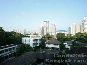 Condo for sale in Sukhumvit 49. Lowrise building style. 50.77 sq.m.1 bedroom fully furnished. Peaceful area and nice neighborhood. Good for investment.