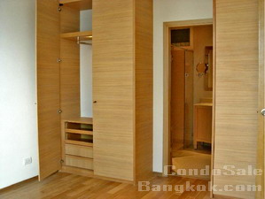 New condition low price but very high floor! Condo sale in Bangkok Sathorn 66.5 sq.m. 1 bedroom fully furnished. Sale with tenant.