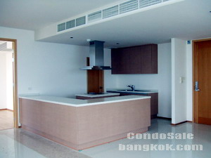 Brandnew Penthouse Duplex condo for sale in Bangkok Sathorn 322.64 sq.m. 4 bedrooms 1 study plus family area on Mezzanine Very bright & Stunt river view on Super high floor. Double Volume living area.