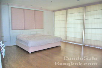 Penthouse 3 bedrooms for sale on Sathorn (Yen Arkard) for sale. Very peaceful area, nice view on high floor.