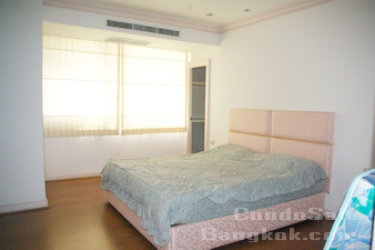 Penthouse 3 bedrooms for sale on Sathorn (Yen Arkard) for sale. Very peaceful area, nice view on high floor.