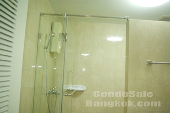 Recently renovated and fully furnished 2 bedrooms (111 sq.m.) on Phahonyothin for sale. Easy access to BTS and Big C