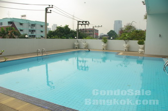 Newly renovated condo 2 bedrooms, size: 152 sq.m. on Pahonyothin for sale. High floor, nice view with 2 balconies. Only 45,000 Baht per Sq.m., Must see!!!