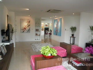 Condo for sale in very nice neighborhood. spacious 3 bedrooms Size 300 sq.m. Tastefully furnished.