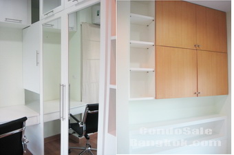 condo for sale in Bangkok Sukhumvit 42 walk to Ekamai BTS. Nicely furnished in luxury compound 2 bedrooms 75.7 sq.m.