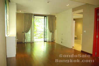 Brand new exclusive duplex for sale near Siam Paragon 210 sq.m. 3 bedrooms. Greenery view and peaceful. Special price! Small dogs are welcome :-)