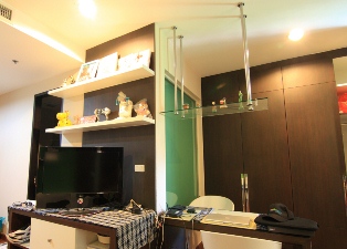 Fully furnished luxury studio 40 sq.m. condo for sale in Bangkok Thailand in upscaled area of Chidlom. Nice pool view