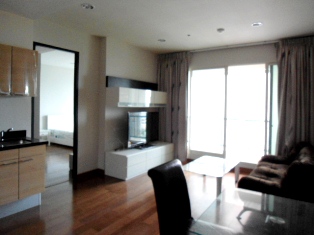 Luxury condo for sale in Bangkok Childlom area. Unfurnished 1 bedroom 60 sq.m. Nice view.