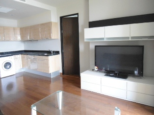 Luxury condo for sale in Bangkok Childlom area. Unfurnished 1 bedroom 60 sq.m. Nice view.