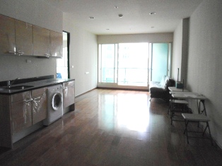 condo for sale in Bangkok Chidlom area. Unfurnished Nice view of 2 bedrooms 80 sq.m. Easy access to Chidlom BTS.