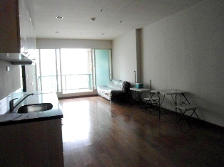 condo for sale in Bangkok Chidlom area. Unfurnished Nice view of 2 bedrooms 80 sq.m. Easy access to Chidlom BTS.